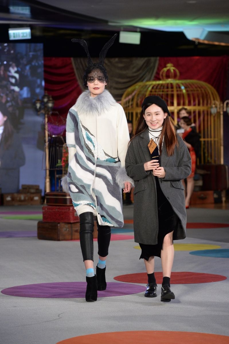 THEi Bachelor of Arts (Honours) student in Fashion Design, LAU Hoi-yan (right), was the champion of the Fur Combination Category. Her work was inspired by the glaciers in snowy regions. Its irregular outline and design resembles cracks on a glacier’s surface.