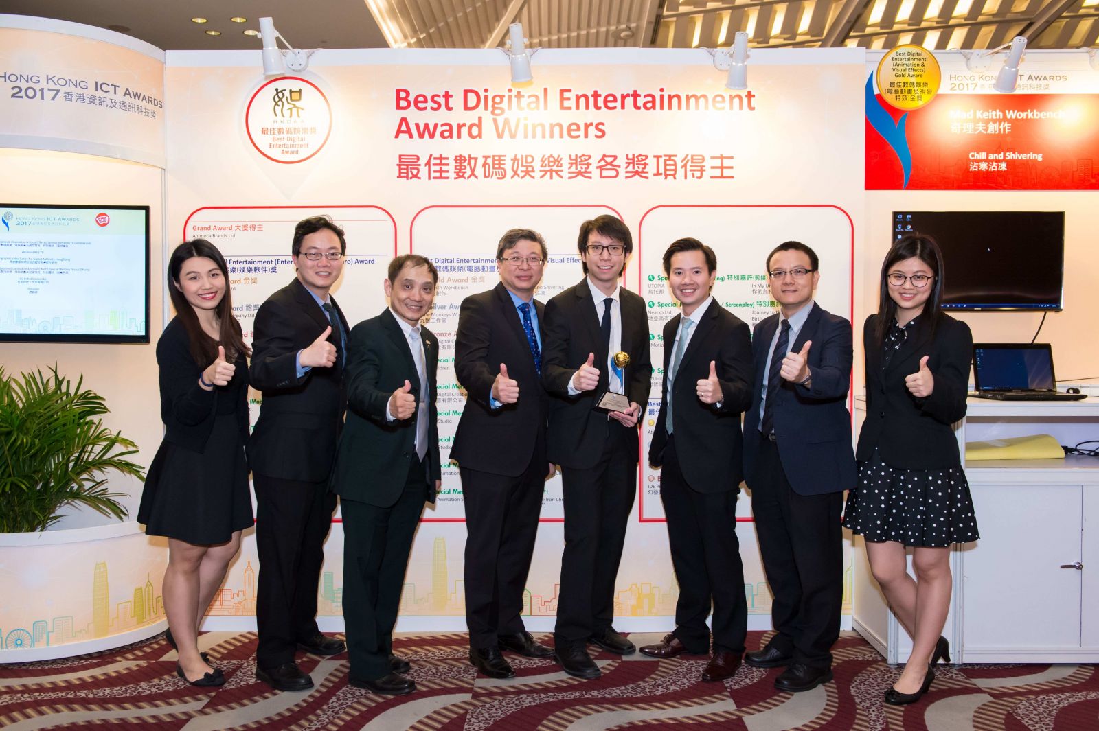 左起﹕IVE工程學科教師團隊劉倩怡、張開珏、李建生、學術總監廖世樂博士、林祖揚、杜璟庭、鄧錫文和繆彦筠首創「跨平台式的VR/AR工程教育應用」教學系統,更憑作品奪得「2017香港資訊及通訊科技獎」中「最佳數碼娛樂獎」互動設計組別銀獎。