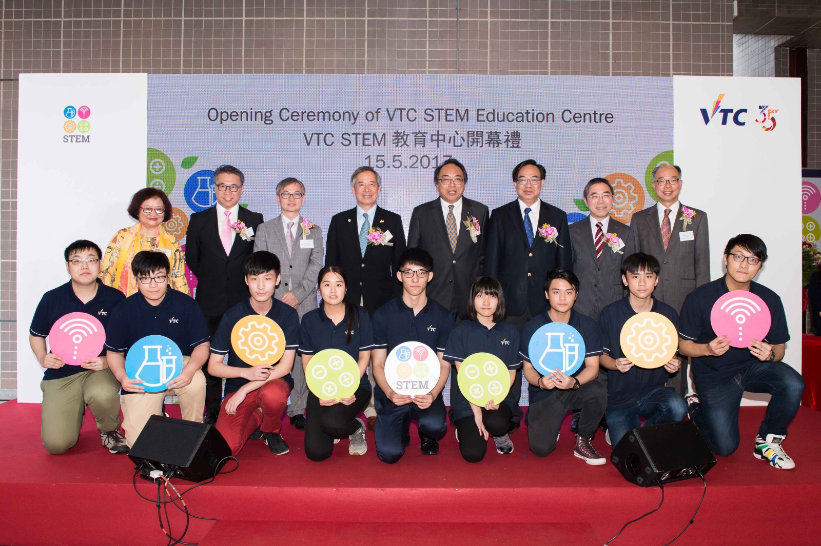 (後排左起)VTC執行幹事尤曾家麗、VTC副主席嚴志明教授、創新及科技局副局長鍾偉強博士、VTC主席陳鎮仁博士、港科院院長徐立之教授、立法會議員(工程界)盧偉國博士、教育局副秘書長盧世雄、機電工程署署長陳帆,一同見證STEM教育中心的啟用