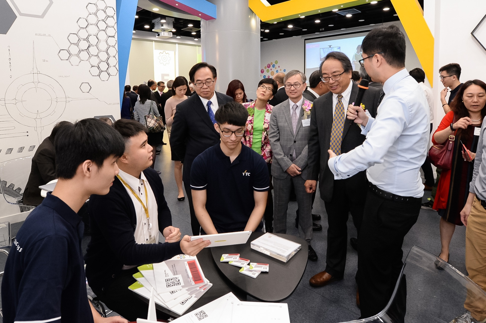 VTC學生和教職員向港科院院長徐立之教授與一眾嘉賓介紹STEM教育中心的各項教學設施