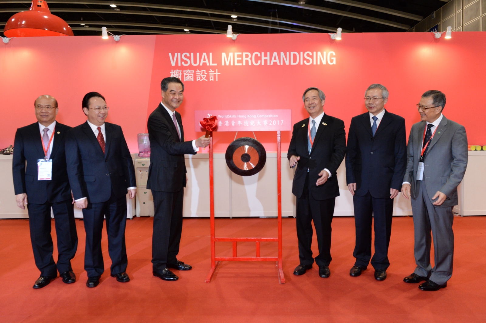 CY Leung, Chief Executive, HKSAR (third from left), performed the gong hitting ceremony for the Visual Merchandising Competition