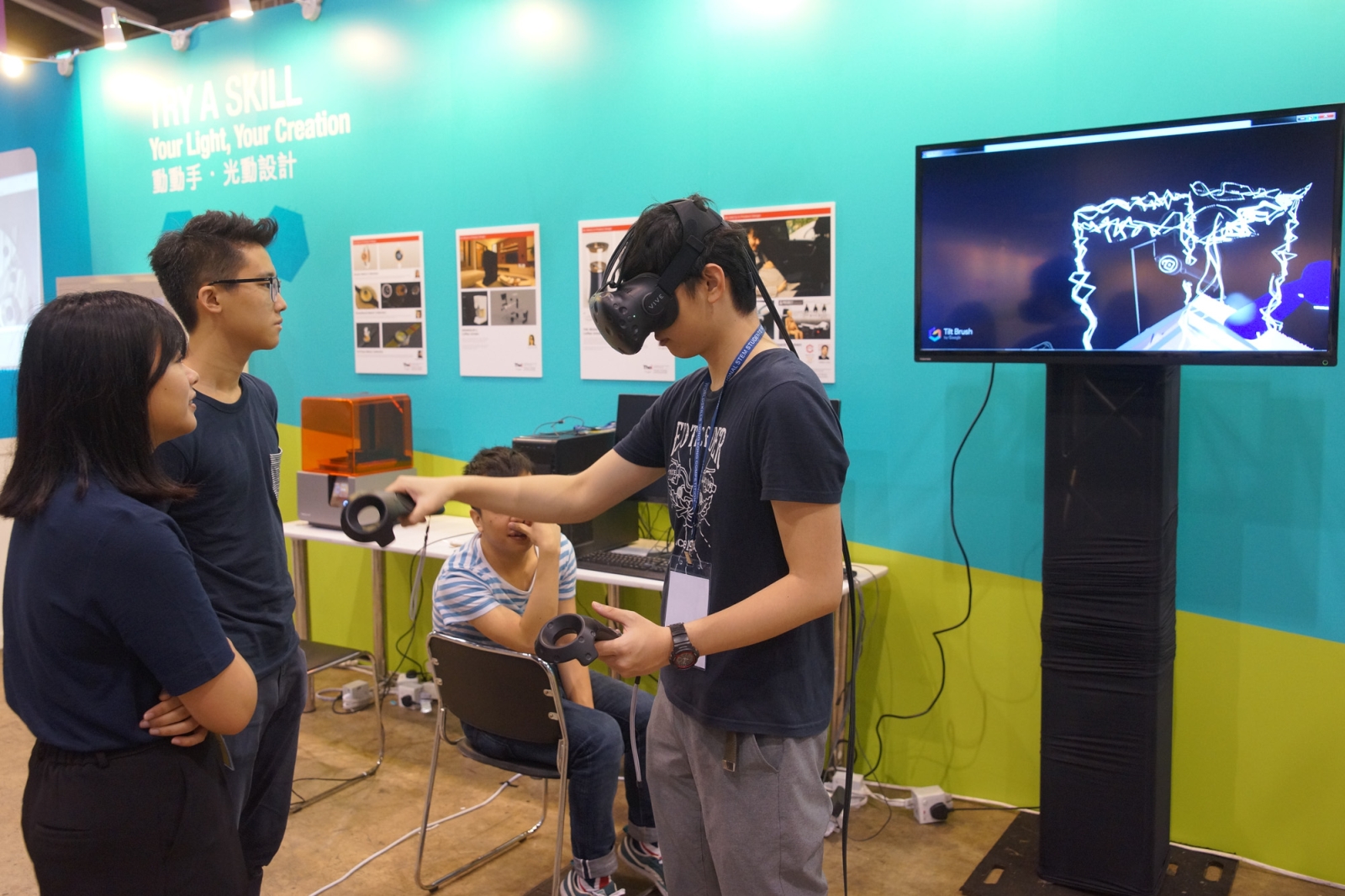 More than 30 try-a-skill activities are open to the public free of charge, including Virtual Reality (VR) game as shown in the photo