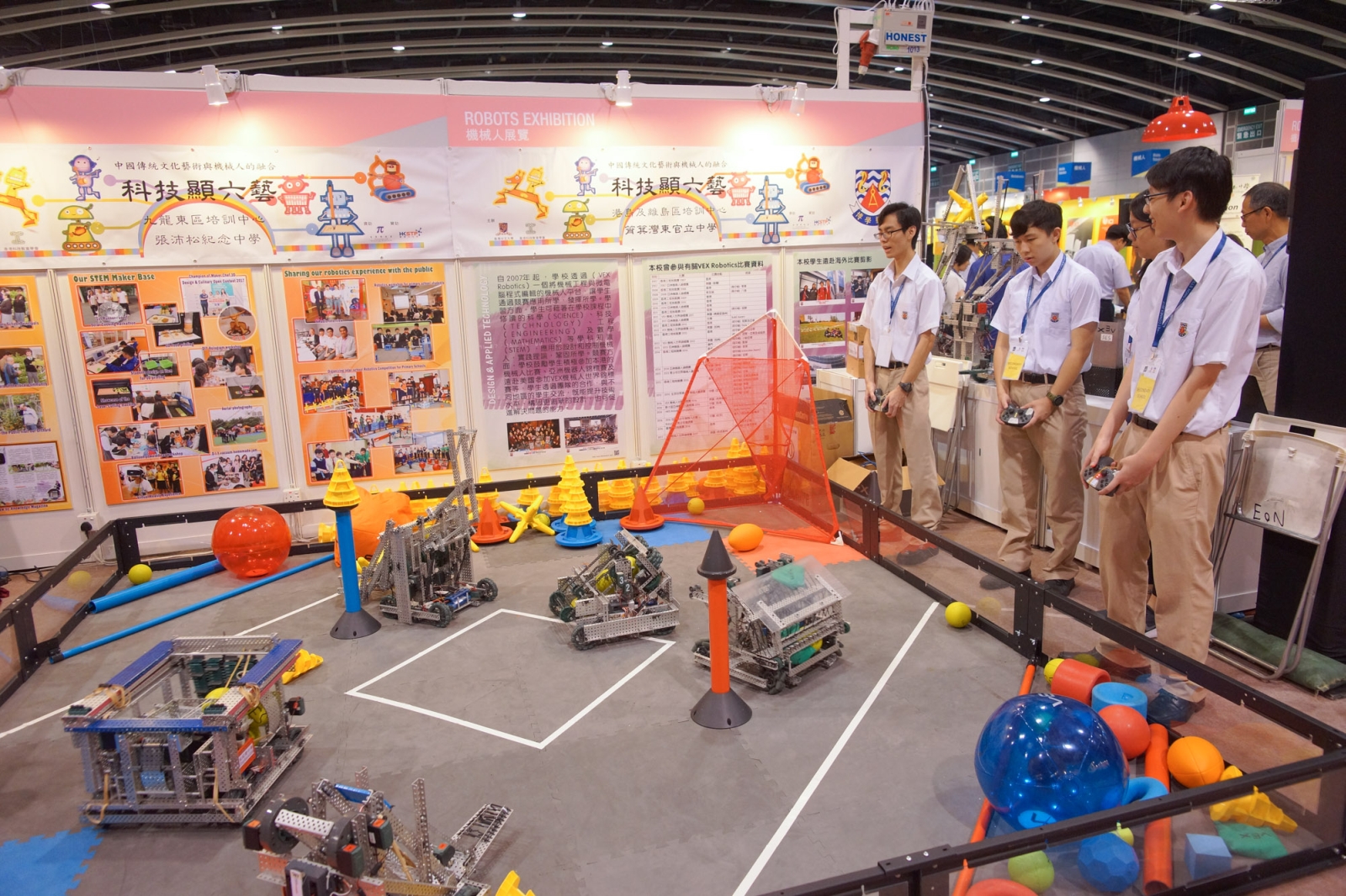 Students from secondary schools presenting their outstanding works in the “Showcase on Secondary Students’ Skills”. The public can also join the try-a-skill activities provided