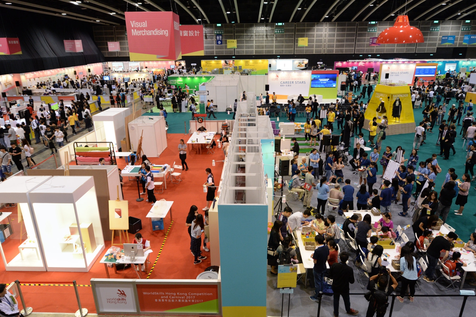 The biggest event in VPET in Hong Kong, the VPET International Conference, the WorldSkills Hong Kong Competition and Carnival 2017 held in the Hong Kong Convention and Exhibition Centre attracted a large number of members of the public to experience “Skills for Better Lives”