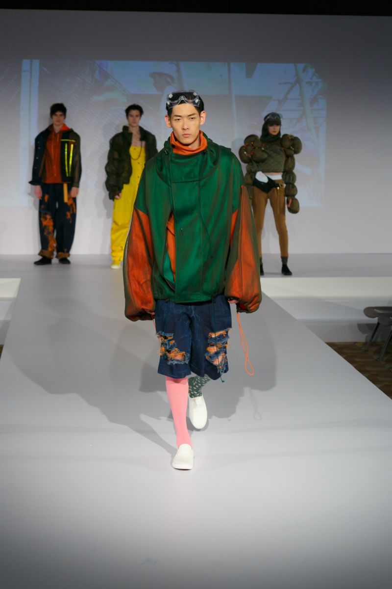梁恩樂作品「Beauty of Taboo」的靈感來自建築地盤工人的日常工作。恩樂設計的服裝外層加了透薄的綠色網布,猶如將地盤的安全網「穿上身」,呈現獨特的美感