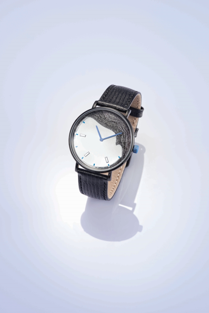 This year’s THEi graduate of Bachelor of Arts (Honours) in Product Design WONG Chun-na (centre) is named first runner-up of the Student Group for her men’s and women’s watch collection “Mirror”. (Photos provided by HKTDC)