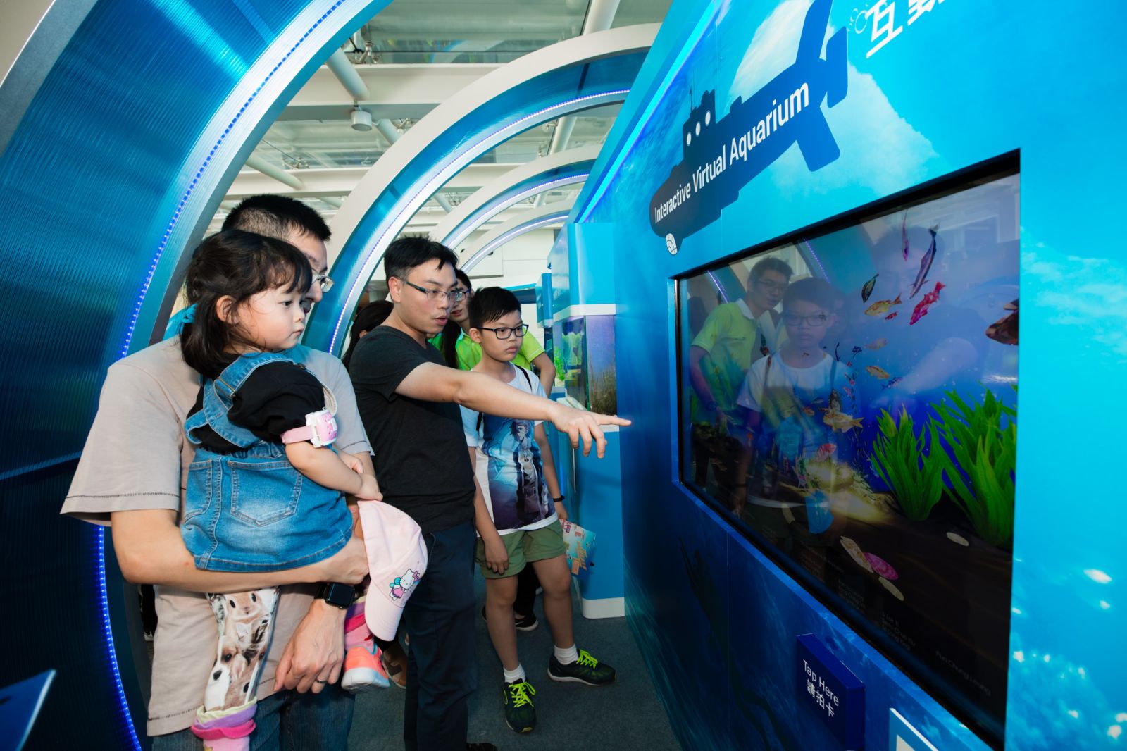 VTC展台以水族館為設計概念,展出師生科研作品「互動虛擬水族館」,宣揚生態可持續發展的訊息。