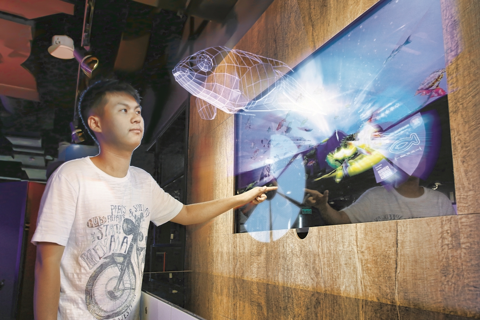Jointly developed by HKDI students and teachers, the Interactive Virtual Aquarium deploys multimedia technologies to depict the looks of common fish stock in Hong Kong, which are digitally animated to be presented to audience with the aid of interactive virtual screen in the format of digital cinema