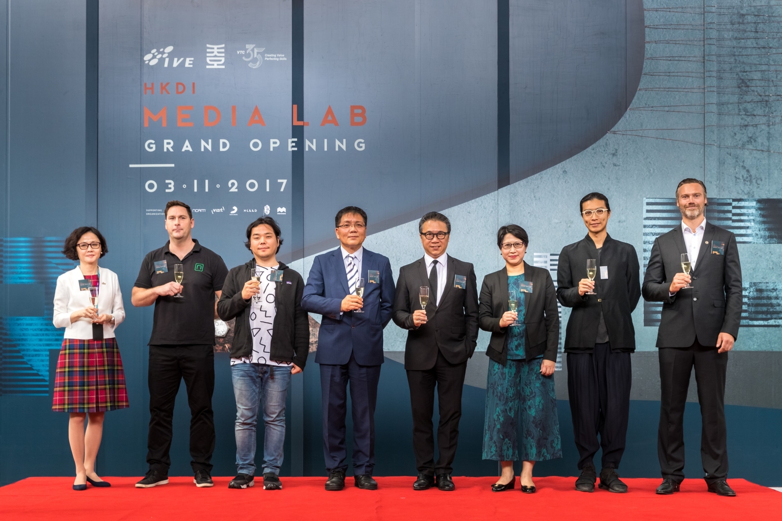 Officiating guests of the ceremony include Director of Broadcasting LEUNG Ka-wing (fourth from left), VTC Deputy Chairman Professor Eric YIM (fifth from left), and Principal of HKDI and IVE (Lee Wai Lee) Dr ONG Lay-lian (first from left)