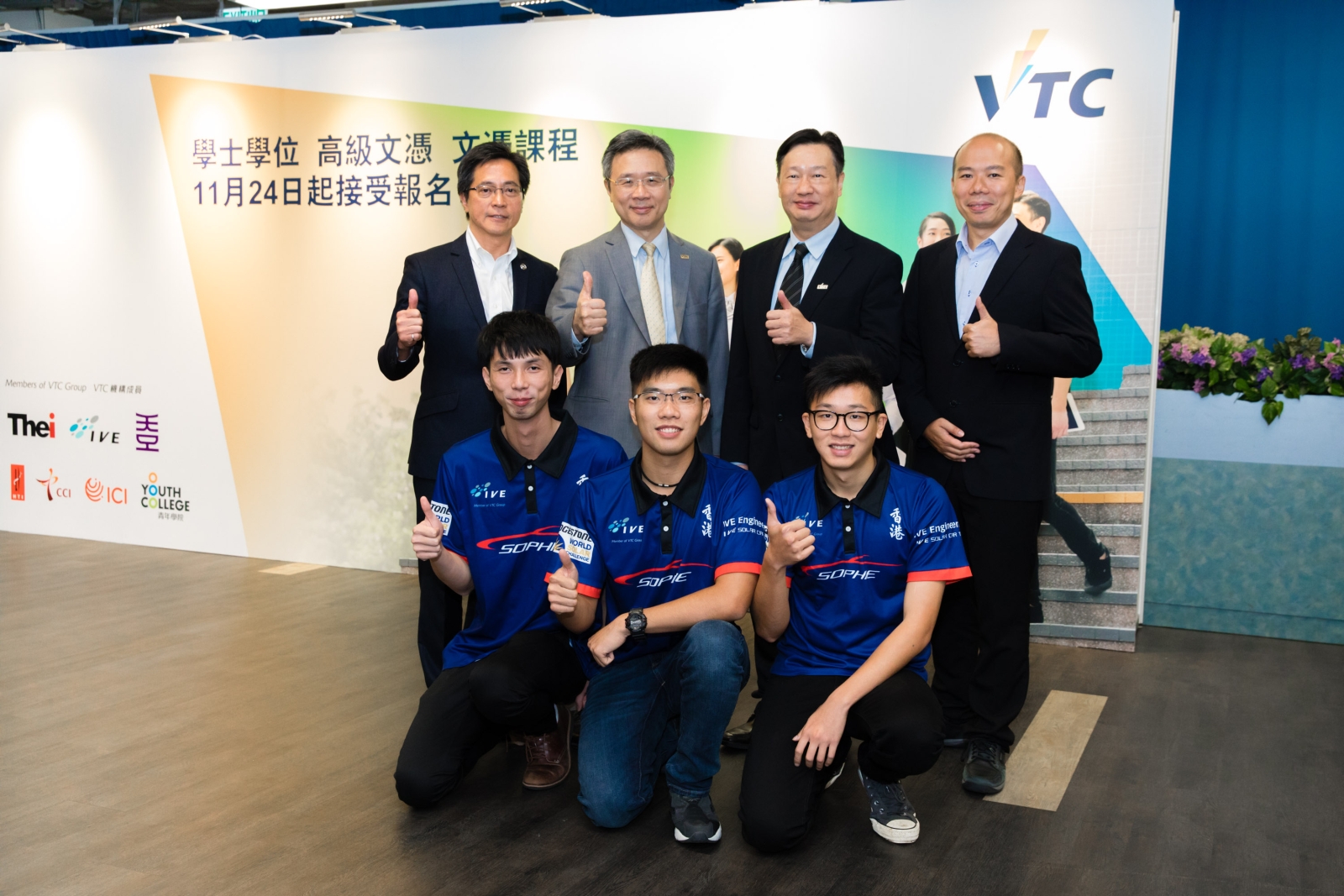(後排左起)IVE工程學科副學術總監鄧兆誠、VTC副執行幹事鍾志杰教授、VTC高級助理執行幹事(教務)余國柱、IVE(黃克競)工程系高級講師鄒文瀚,以及(前排左起)IVE電機工程高級文憑畢業生黃文偉、梁景安及李健航,介紹2018/19學年VTC開辦各級課程及分享參與「世界太陽能車挑戰賽2017」的體驗