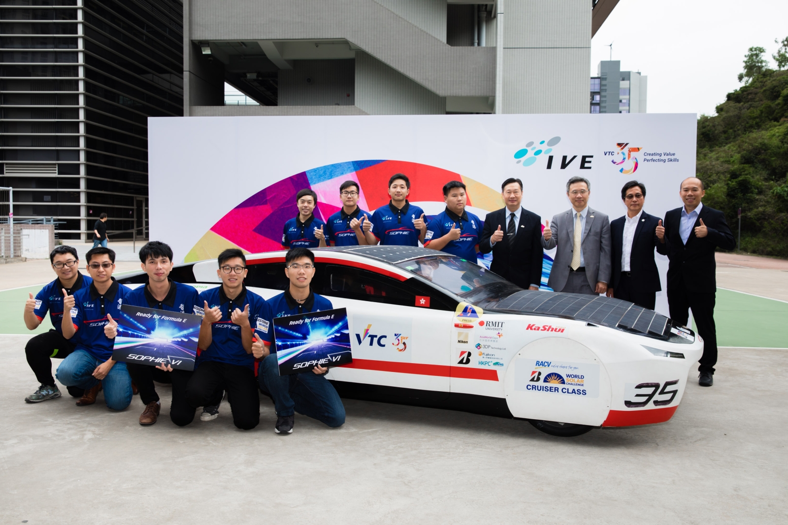 一眾VTC代表與SOPHIE隊員合照。SOPHIE太陽能電動車隊獲「2017國際汽聯香港電訊電動方程式賽車錦標賽」主辦單位Formula Electric Racing (Hong Kong)邀請於12月初舉行的錦標賽中,展出太陽能車及在賽道行駛