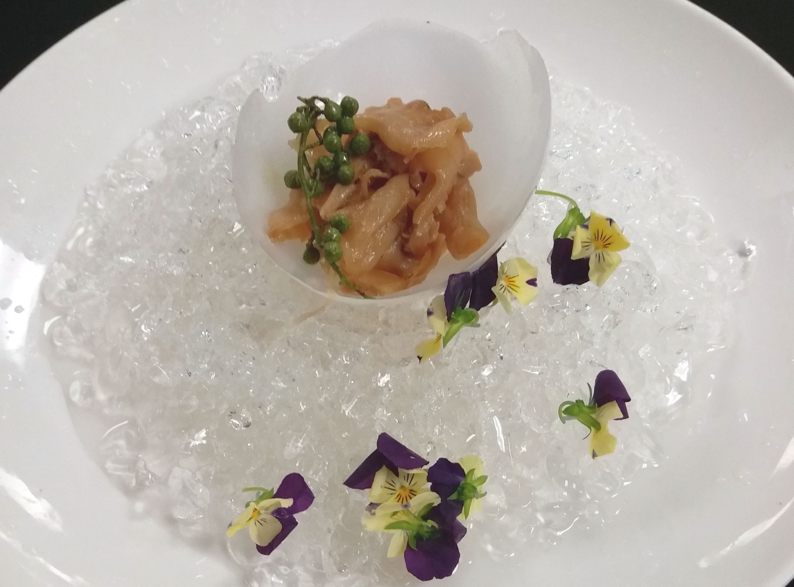 Geoduck Clam Fillets with Sichuan Pepper is a signature dish of Da Dong. The beautiful plating is inspired by a Chinese poem about beautiful pearls in the sea. The simple cooking method gives the ingredient the best flavour