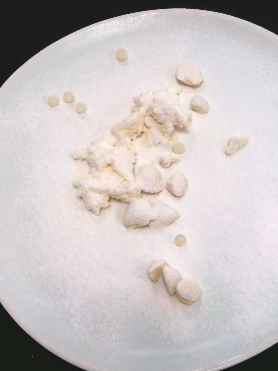 Referring to a Qing poem, the White Chocolate with Cream Cheese demonstrates the abstraction of the Buddhism’s Zen belief. The skillful combination of the 3 white ingredients, the use of different flavors makes the dish a true culinary art piece