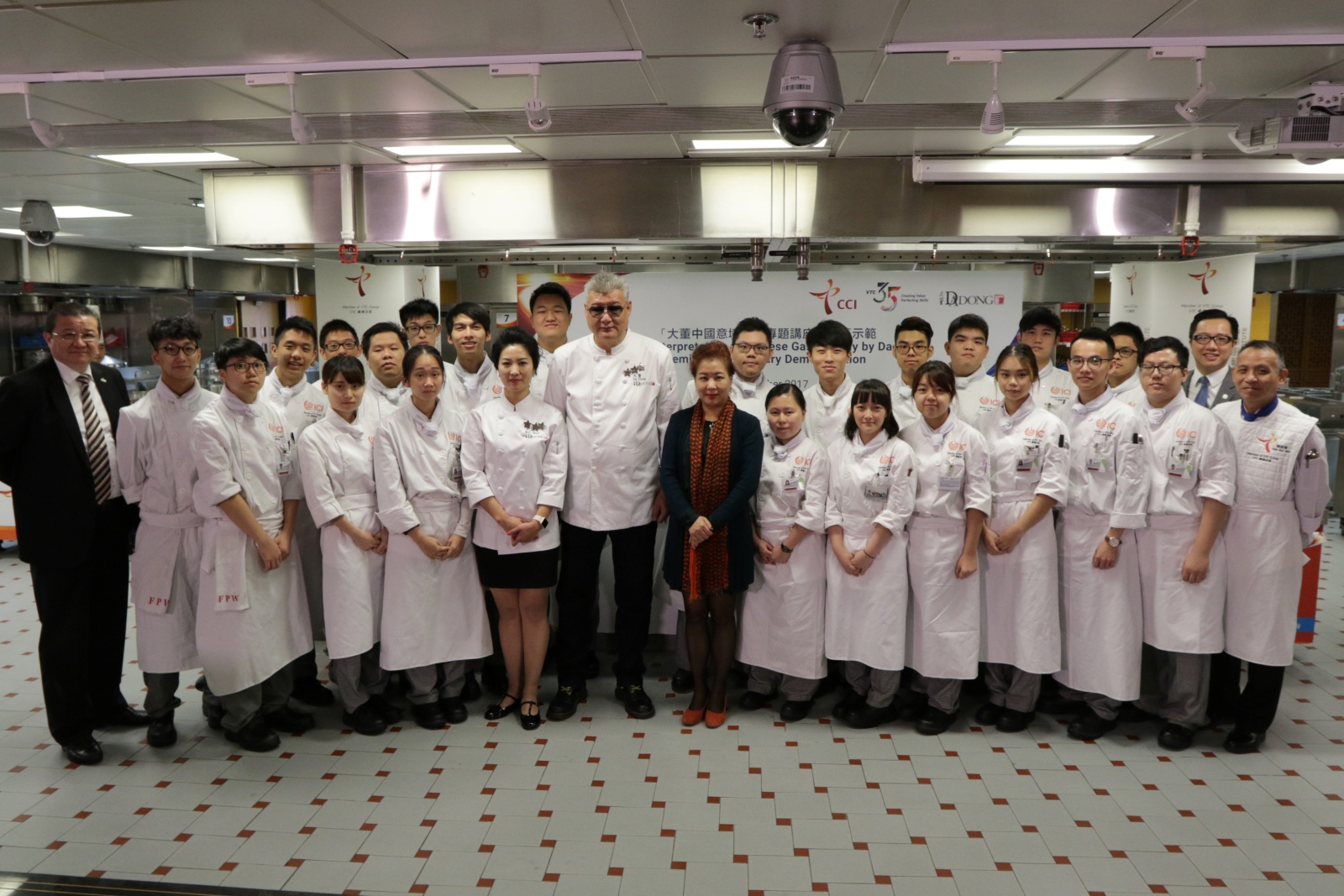 The students have learnt a lot from the culinary master at the seminar and photographed with Da Dong (fifth from left, first row) and his team