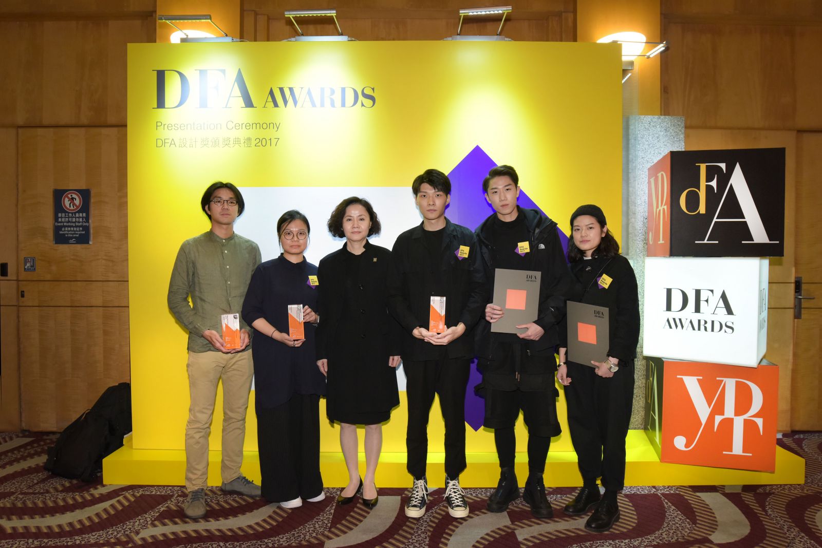 左起:獲奬的HKDI畢業生包括鄭穎臻、余志欣、朱海林、楊舜量、何裕安與HKDI院長王麗蓮博士(左三)合照