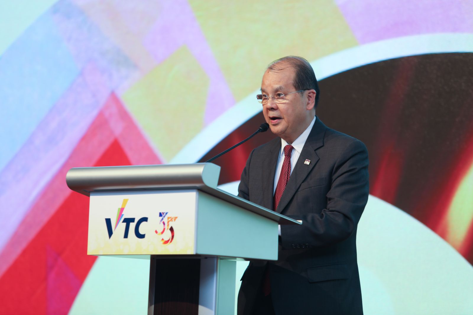 The Guest-of-honour HKSAR Acting Chief Executive Matthew CHEUNG Kin-chung delivers a speech at the Tribute Dinner