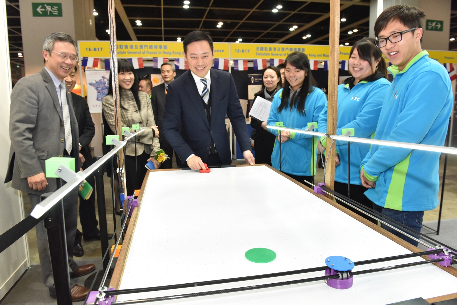 Under Secretary for Labour and Welfare Caspar TSUI (middle) toured the VTC booth, exchanging with students and teachers to understand the latest development of VPET