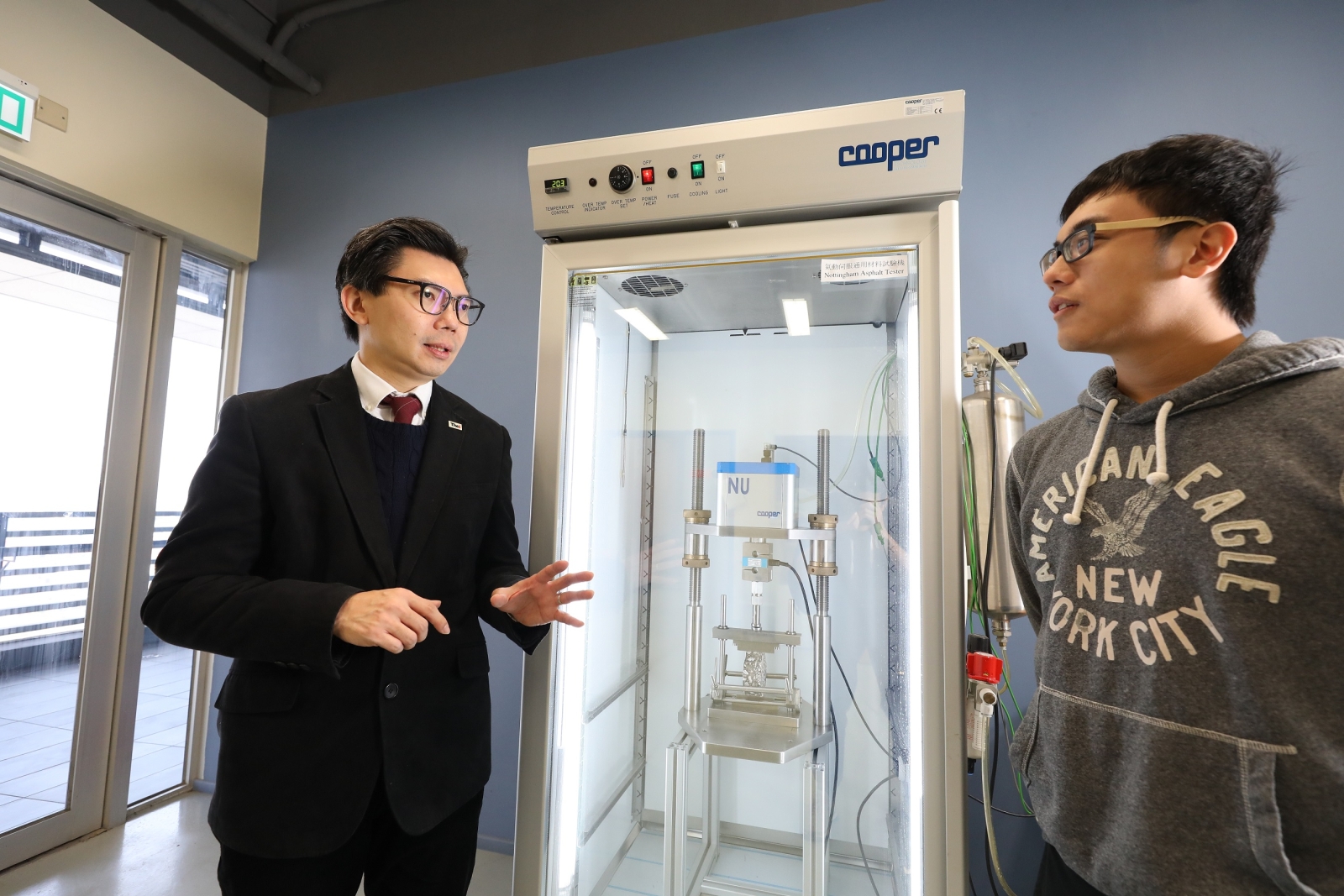 THEi Assistant Professor of Department of Construction Technology and Engineering under Faculty of Science and Technology Dr Gordon LEUNG hopes to raise the use of recycled asphalt to 50%-60% through his research in order to reduce asphalt waste and the cost of road projects