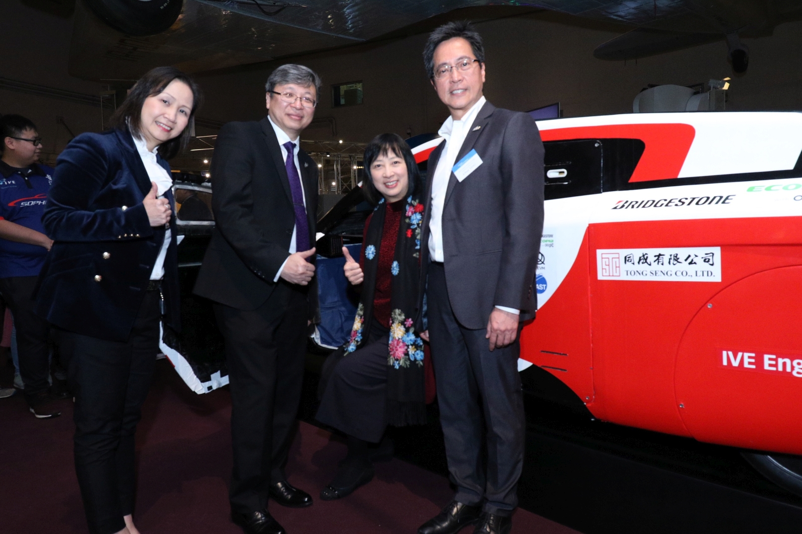 康樂及文化事務署署長李美嫦(右二)於開幕禮後參觀SOPHIE太陽能車及組件