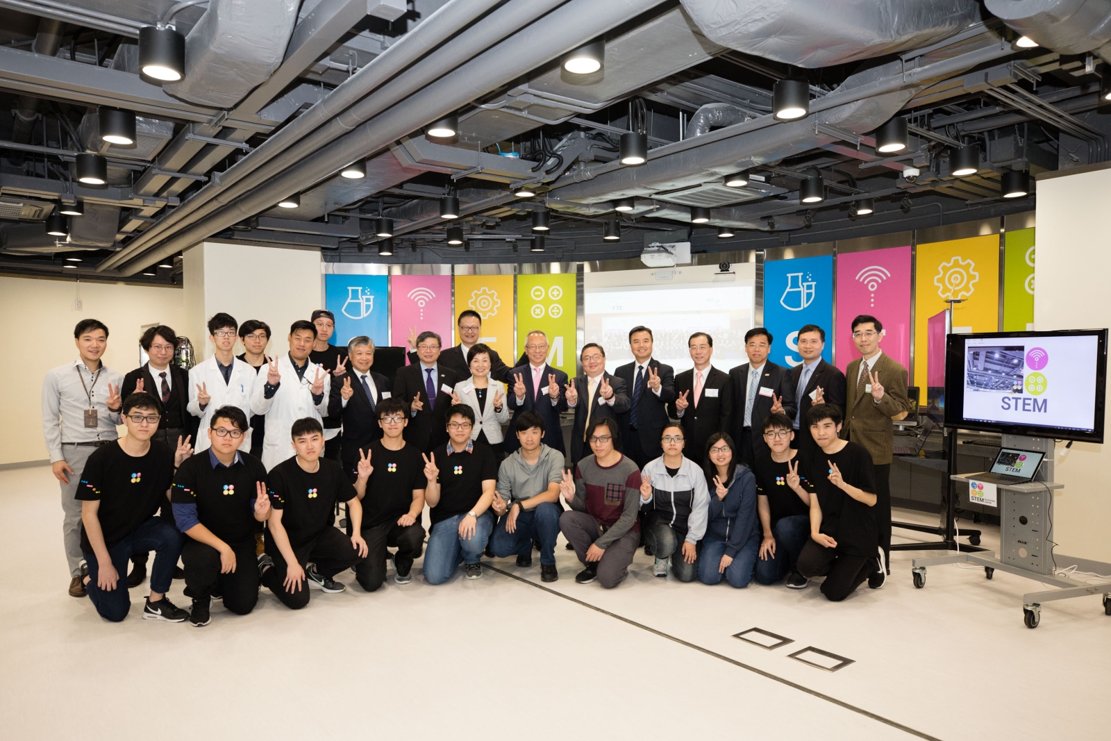 Group photo of Under Secretary for Education Dr CHOI Yuk-lin (eighth right, second row), VTC Chairman Dr Roy CHUNG (seventh right, second row) and industry representatives with VTC students