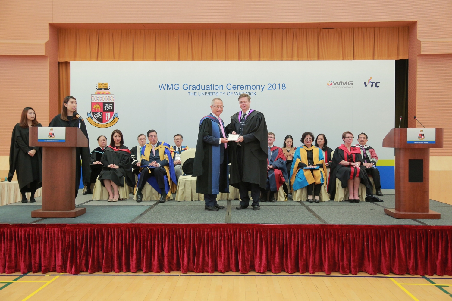 Chairman of VTC and WMG School for Professional Development Office Steering Group, Professor Roy CHUNG Chi-ping(left) presented a souvenir to the Guest of Honour – Director of British Council, Hong Kong, Jeff STREETER