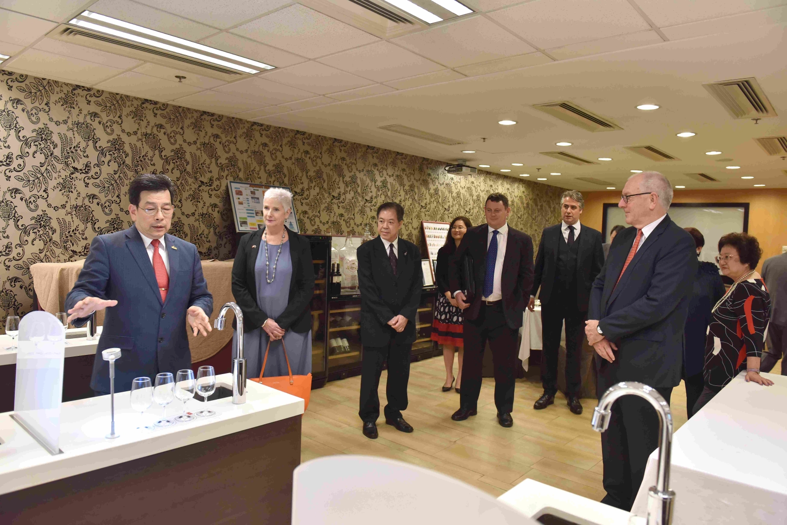 新西蘭駐港總領事伍開文(右二)及ServiceIQ代表一同參觀VTC薄扶林大樓內的廚藝、餐飲及訓練酒店等教學設施。