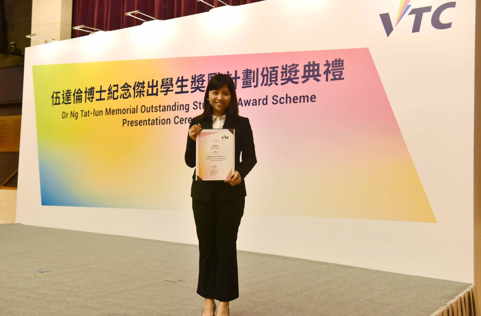 同樣獲頒奬學金的HKDI演藝造型設計高級文憑學生黃嘉琪醉心演藝和舞台表演,現已獲香港演藝學院舞台及製作藝術學士(榮譽)學位課程取錄
