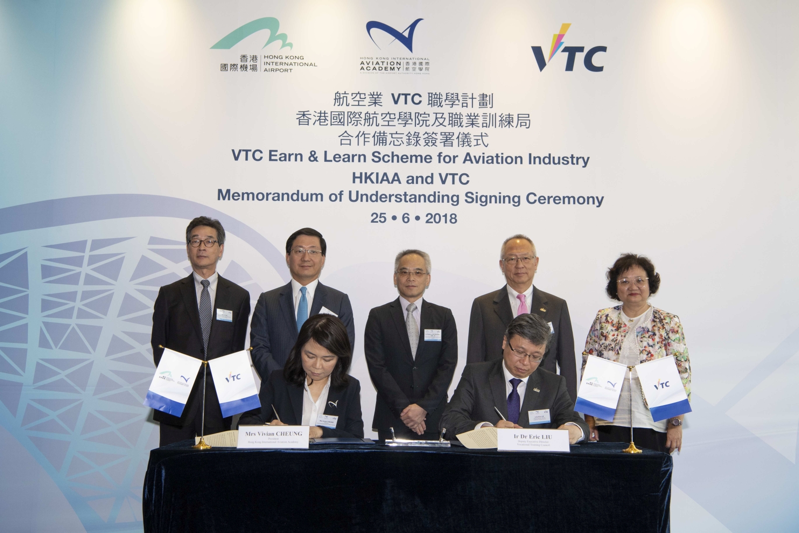 VTC and the Academy sign the MoU to roll out the VTC Earn & Learn Scheme for the Aviation Industry, aimed at nurturing local new blood for the sector