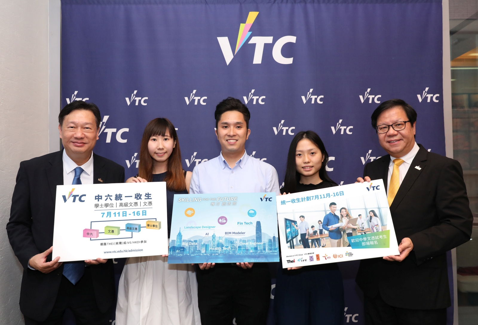 (From left) VTC Senior Assistant Executive Director (Academic Services) Edmond YU, THEi graduate of Bachelor of Arts (Honours) in Landscape Architecture YAU Ching-kwan, IVE graduate of Higher Diploma in Cloud and Data Centre Administration CHAN ka-shing, IVE graduate of Higher Diploma in Architectural Technology and Design MAK Kwan-yu and VTC Deputy Executive Director LEUNG Yam-shing introduce the VPET programmes at various levels provided by VTC and the VTC Central Admission Scheme