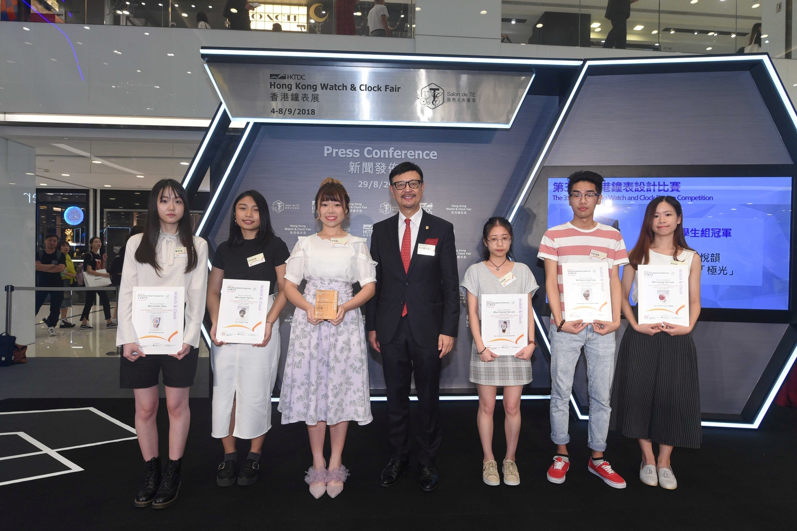 This year’s VTC graduates LAM Yuet-wan (third from left), SZETO Yuk-yu (second from left) and student Hattie CHAN win championship, first and second runner-up prizes in Student Group in the 35th Watch and Clock Design Competition. VTC students CHEUNG Yee-lam and SZETO Ling-fung and this year’s graduate LEUNG Yan-lum (starting third from right) win merit prizes. (Photo provided by Hong Kong Trade Development Council)