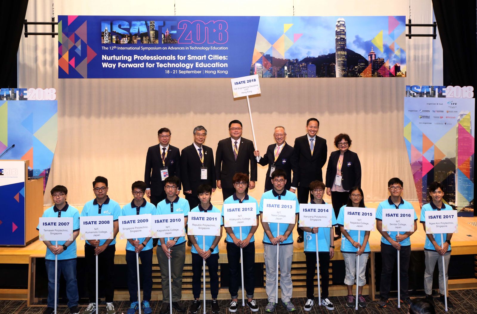 Chairman of the Hong Kong Science and Technology Parks Corporation (HKSTP) Dr Sunny CHAI (third from left), VTC Chairman Dr Roy CHUNG (third from right), Executive Director Carrie YAU (first from right) and Deputy Executive Director Dr Eric Liu(first from left) attend the 12th International Symposium on Advances in Technology Education (ISATE) together with other guests.