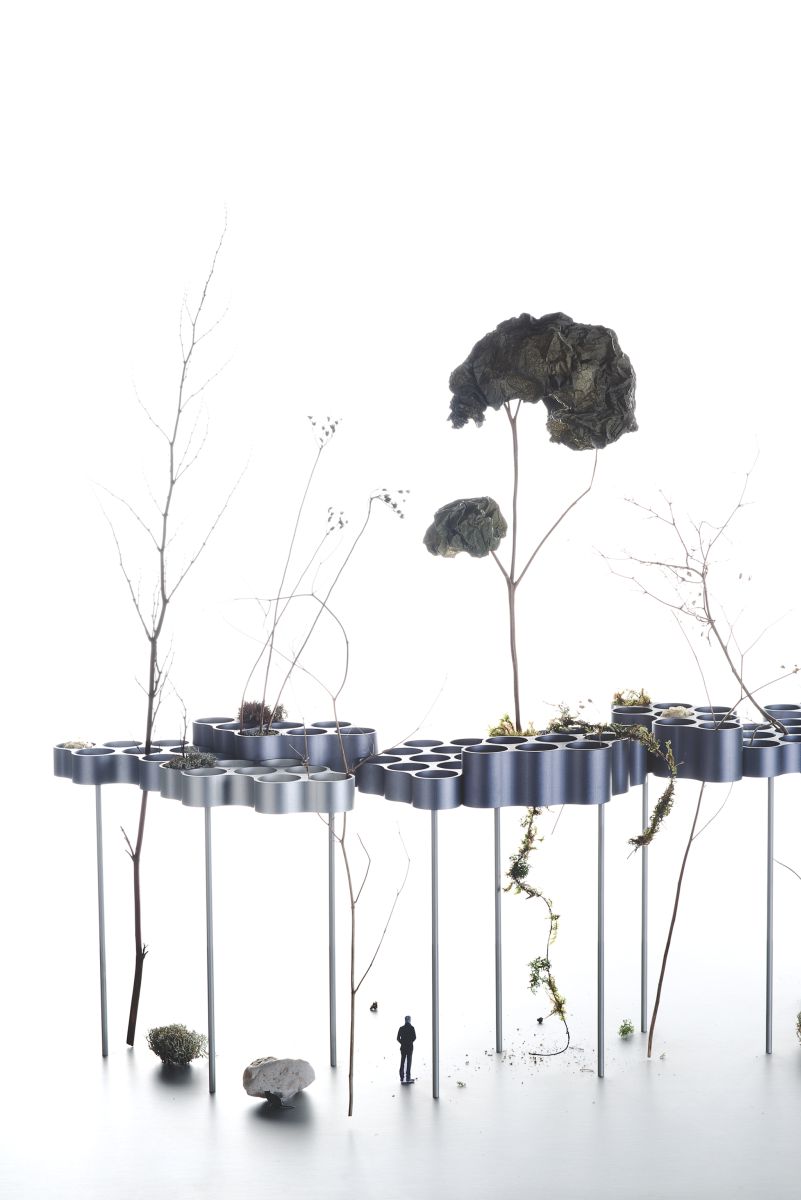 雲狀在Ronan 和 Erwan Bouroullec 設計中俱 標誌性,而「Clouds」正 正是他們以雲的形狀設計 而成的一個涼亭。涼亭頂 部組件的中空位置灌注了 土壤並種植植物,整體形 成了一個兼具漂浮空中花 園的城市長廊。© Studio Bouroullec