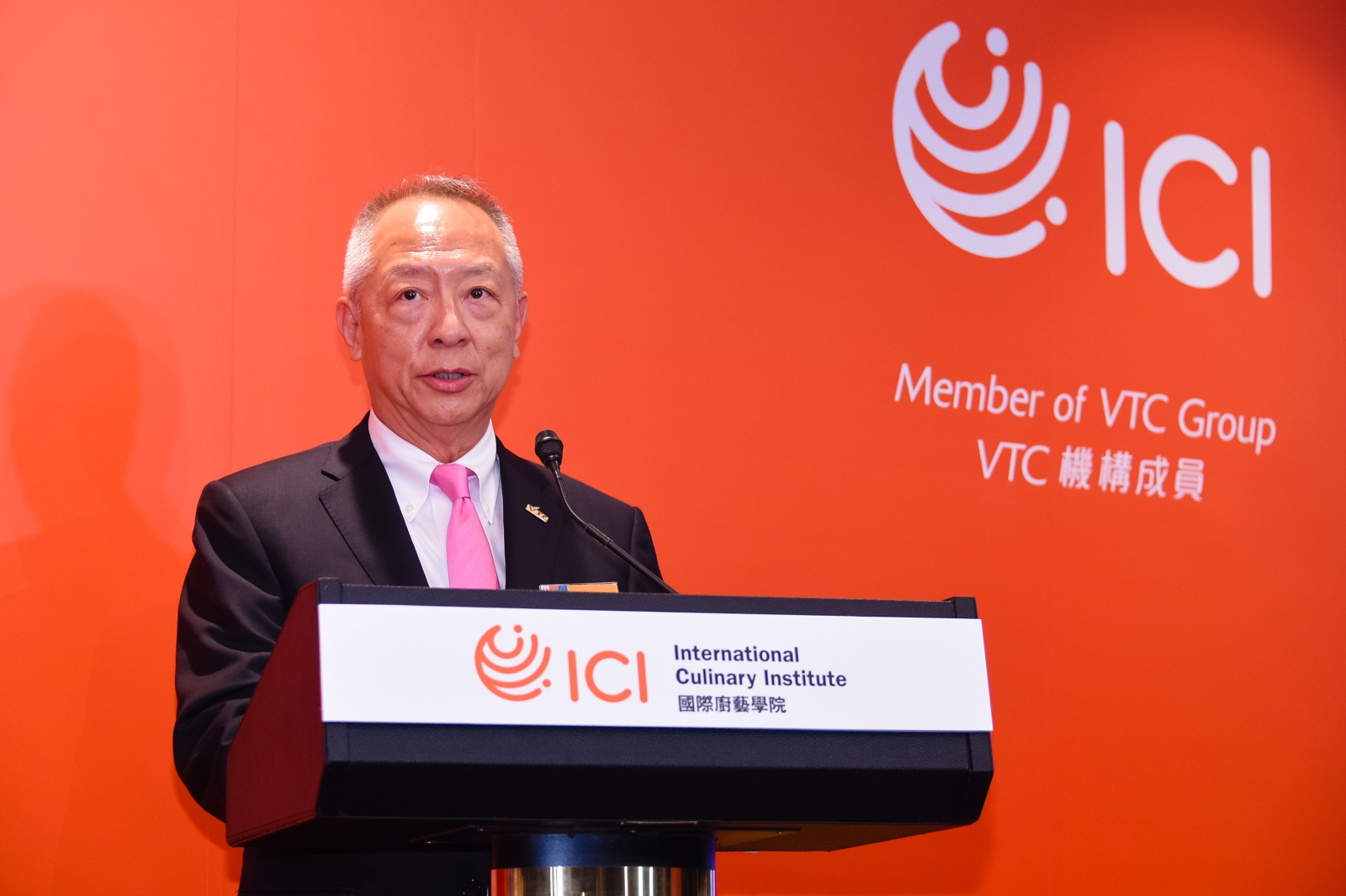 VTC主席鍾志平博士致辭時表示,ICI創立於香港這個亞洲國際都會,銳意培育國際菜系的出色廚藝專才,為業界提供優秀的人力資源