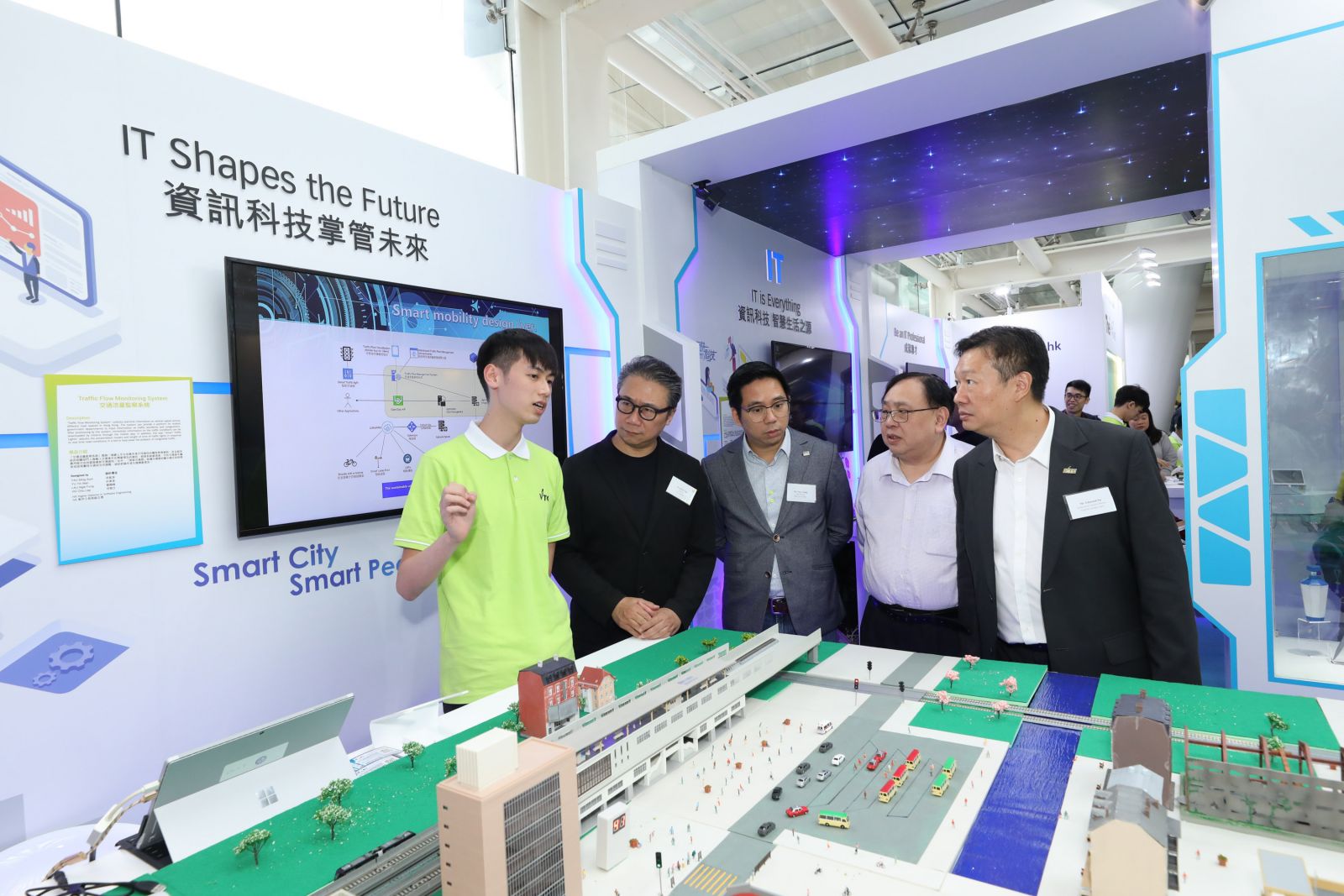 (From second left) VTC Deputy Chairman Professor Eric YIM, Council member Gary YEUNG, Academic Director of IT Discipline Dr Joseph LEUNG and Acting Deputy Executive Director Edmond YU, visit the VTC Booth displaying the “Traffic Flow Monitoring System”