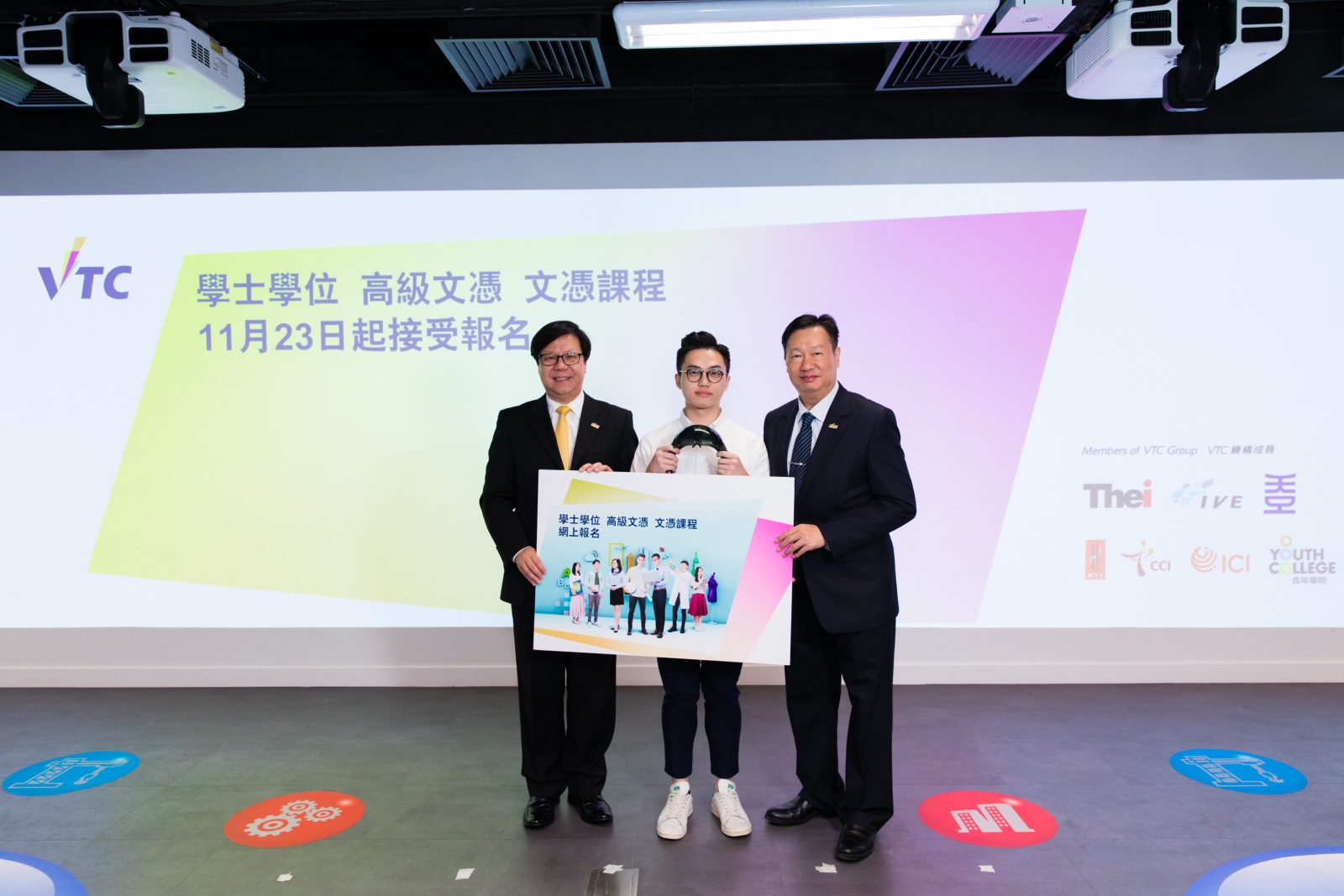 VTC Deputy Executive Director LEUNG Yam-shing (left), Acting Deputy Executive Director Edmond YU (right) and IVE graduate of Higher Diploma in Architectural Studies WONG Man-lung (middle) introduce the 2019/20 VTC programmes at different levels and professional teaching facilities of VTC BIMiHub