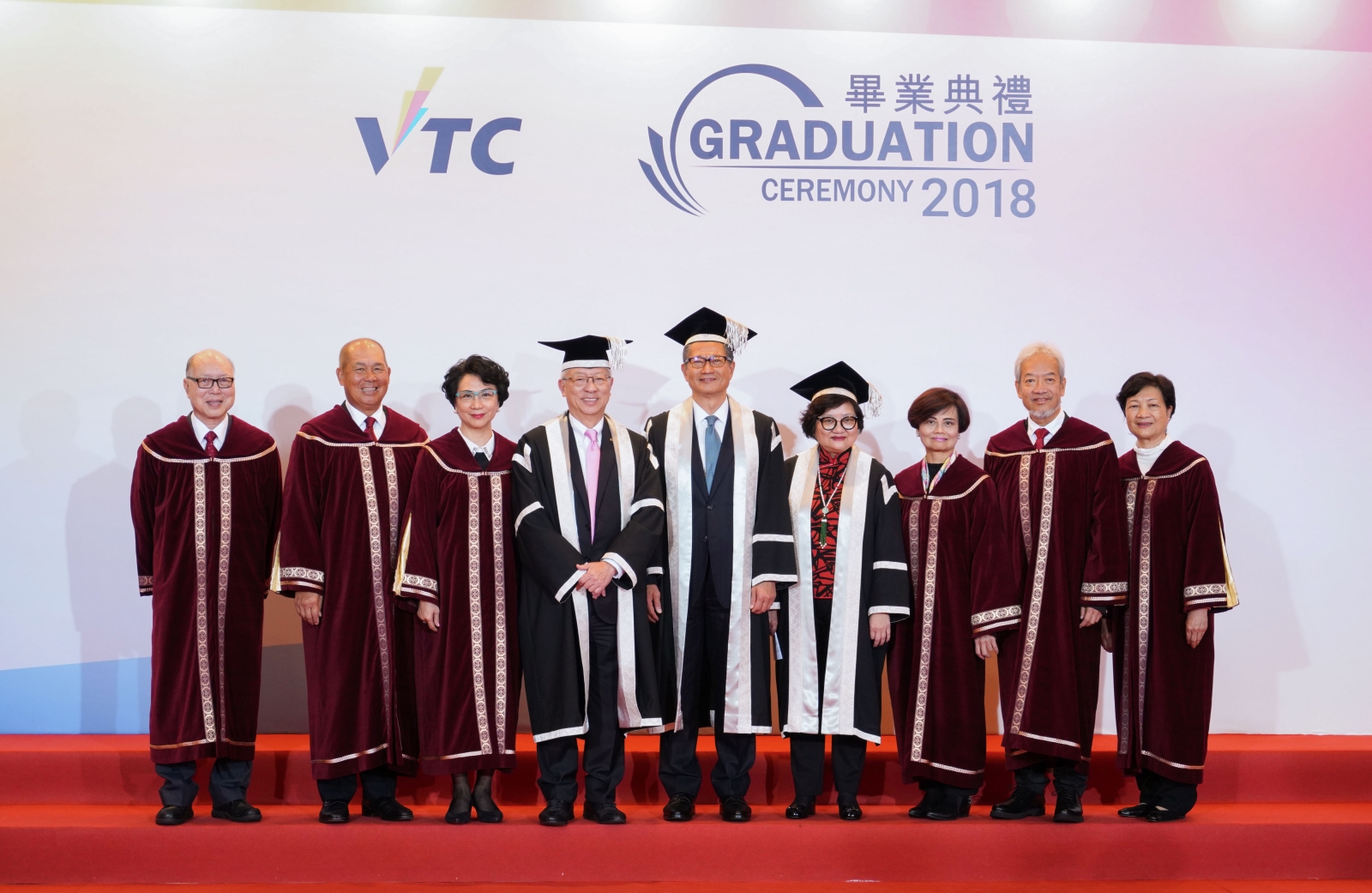 The new VTC Honorary Fellows join officiating guests for a group photo. From left: PANG Kam-chiu, Bob TAN Beng-hai, Agnes KOON WOO Kam-oi, VTC Chairman Dr Roy CHUNG, HKSAR Financial Secretary Paul CHAN, VTC Executive Director Dr Carrie YAU, Bianca MA Kin-san, Simon WONG Ka-wo and LI Fung-ying