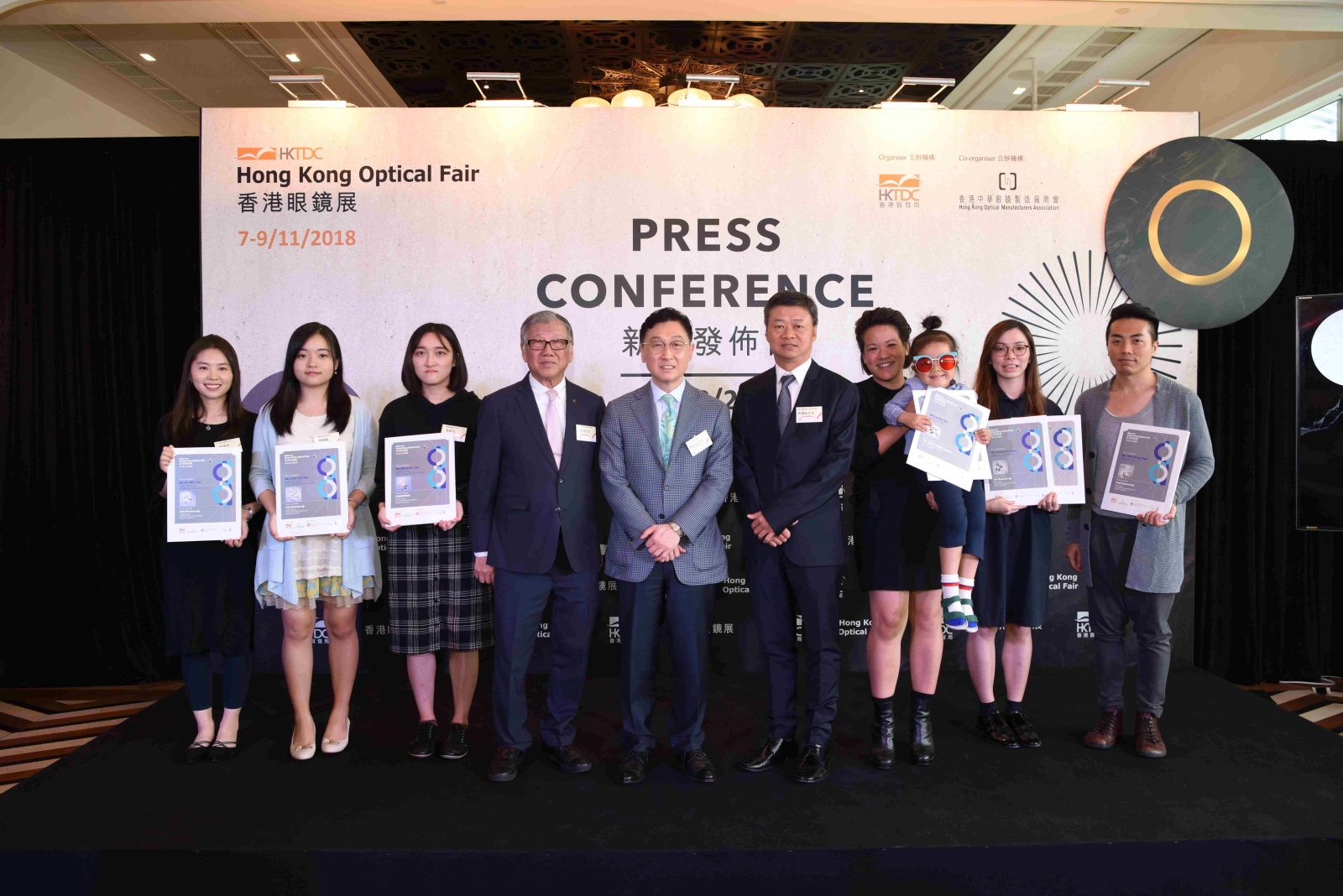HKDI珠寶及形象產品設計高級文憑*畢業生黃嘉欣(左三)、學生陳曉儀(左二)及何美欣(左一)分別於「第20屆香港眼鏡設計比賽」勇奪學生組冠、亞及季軍﹔HKDI產品設計高級文憑畢業生黃凱姍(右二)則獲得公開組亞軍及「創意大獎」。
(照片由香港貿易發展局提供)