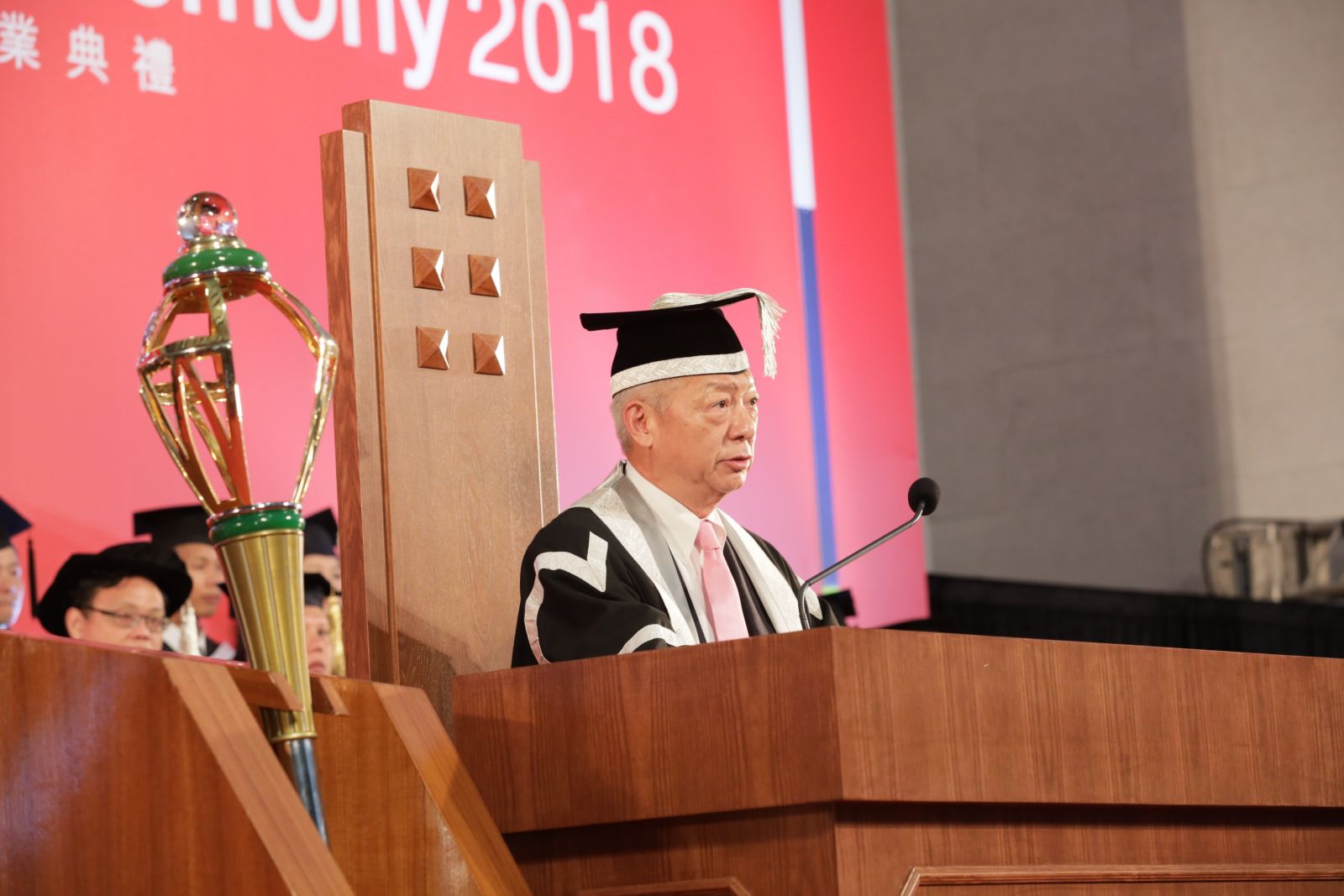VTC主席鍾志平博士向畢業生頒授學位,寄語畢業生要保持好學好問,勇於面對挑戰,並且終身學習的精神