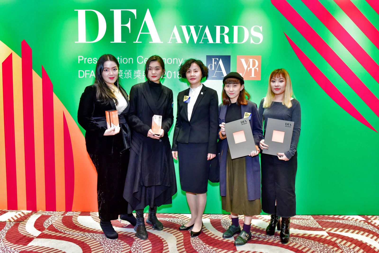 Award-winning HKDI graduates including Juliette HO (first from left), SO Man-ching (second from left), Carmen LI (second from right) and Ingrid HO (first from right) take photo with HKDI Principal Dr ONG Lay-lian (middle)