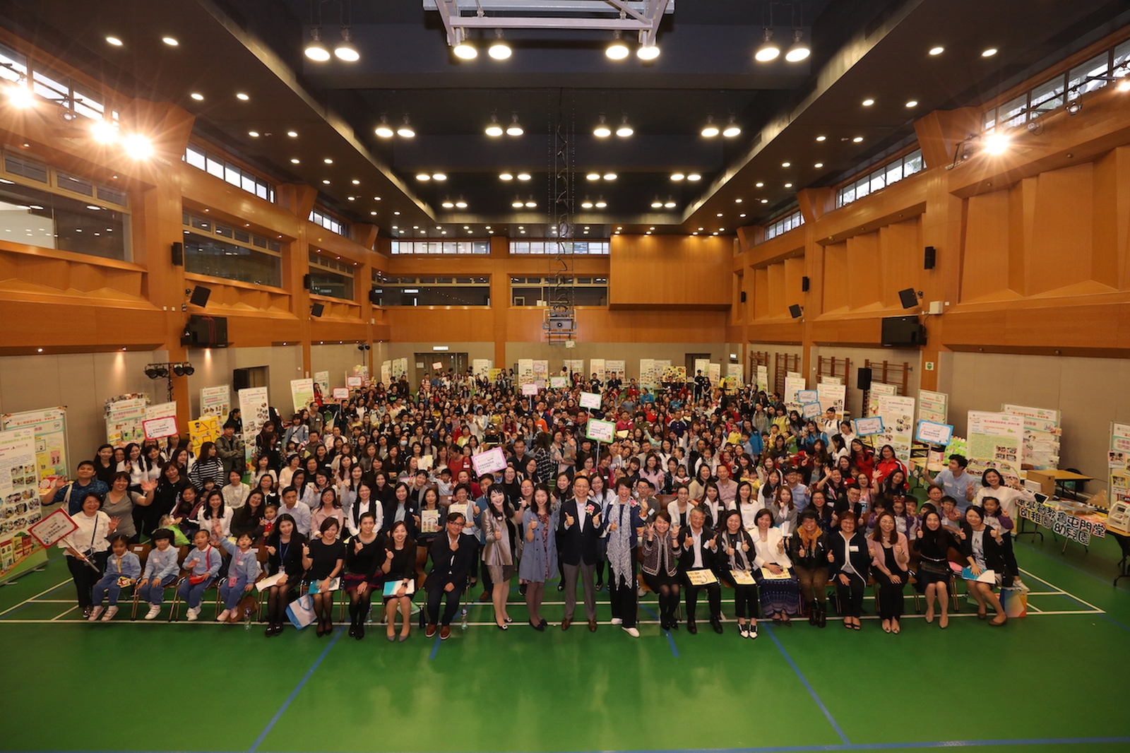 Over 300 kindergarten teachers, students and parents take the group photo with officiating guests after the ceremony