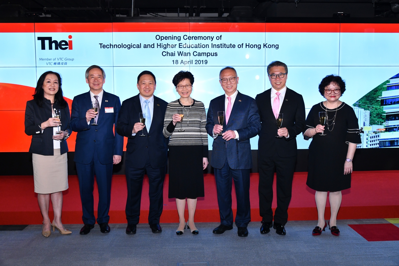 THEi柴灣新校舍今日舉行開幕典禮,主禮嘉賓行政長官林鄭月娥(中)、VTC主席鍾志平博士(右三)、VTC副主席黃天祥(左三)及嚴志明教授(右二)、執行幹事尤曾家麗(右一)、VTC前主席陳鎮仁博士(左二)、THEi校長曹秀芳教授(左一),一同見證THEi(柴灣)新校舍開幕