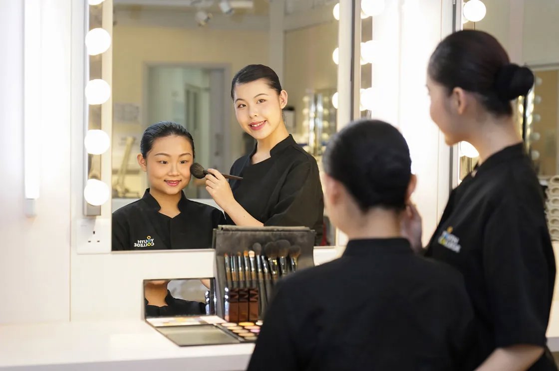 职专文凭 (专业美容)