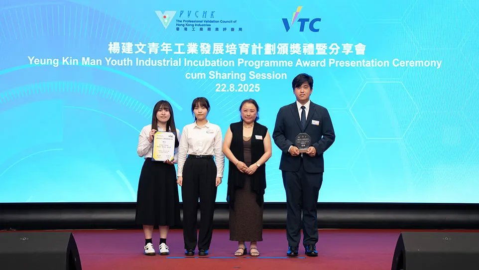 学生在学习活动中展示奉献精神、创造力和团队合作精神