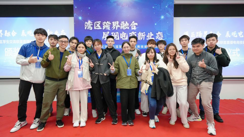 参与不同的交流活动，拓宽视野