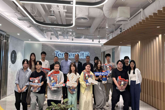 HKIIT學生於參觀騰訊光子遊戲工作室群及出席結業典禮後，與騰訊代表合照留念。