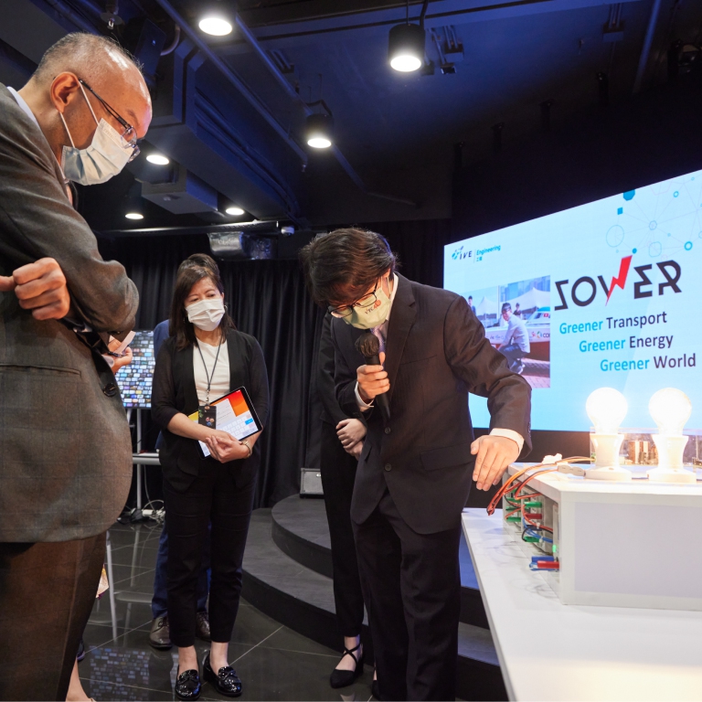 A project team showcases innovative, sustainable energy solutions at the Innovation Award competition.