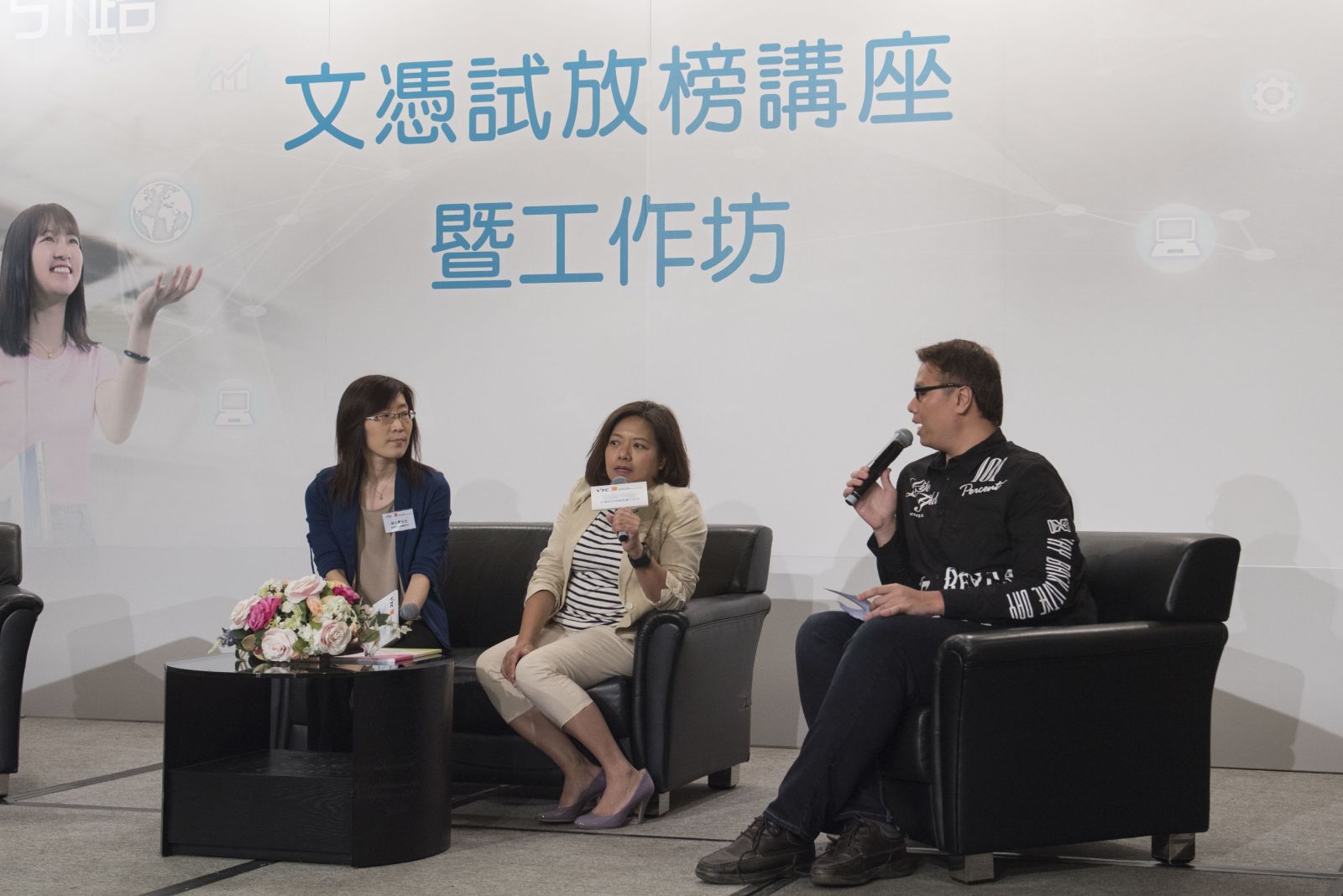 香港青年協會督導主任徐小曼(圖左)與身為人母的著名財經評論員胡孟青(圖中),提供專業輔導要訣和子女溝通心得,助家長及子女積極面對DSE放榜