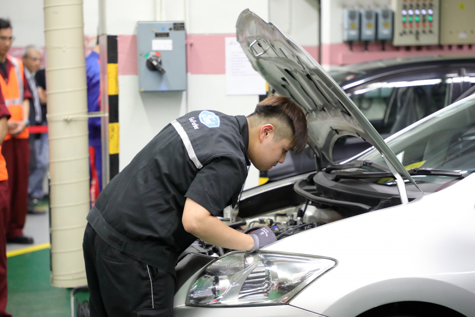比賽中「汽車機械工/汽車電器工」組別的參賽者需要檢測和維修引擎、維修汽車制動和電器系統,以及診斷引擎故障並修復等項目