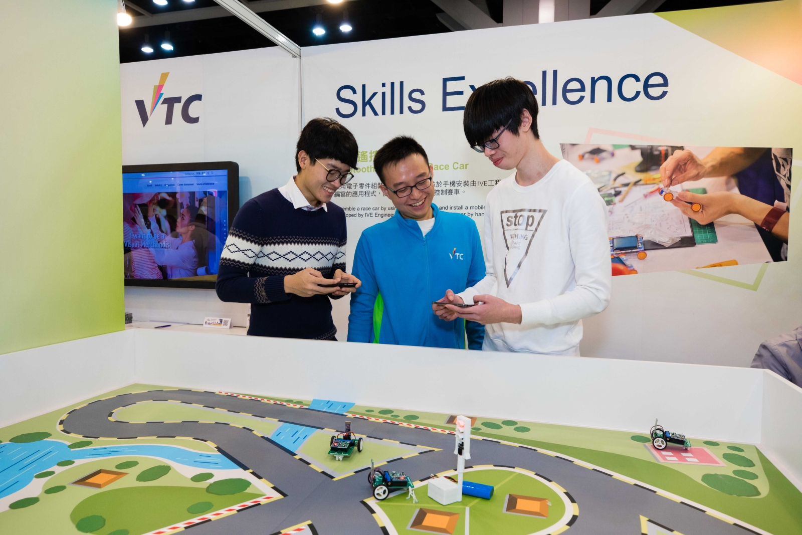 The Skills Excellence Zone allows visitors to assemble by hand a Bluetooth-controlled race car and operate it from a distance through hand movements or voice, with the aid of an app developed by students and teachers of IVE’s Engineering Discipline