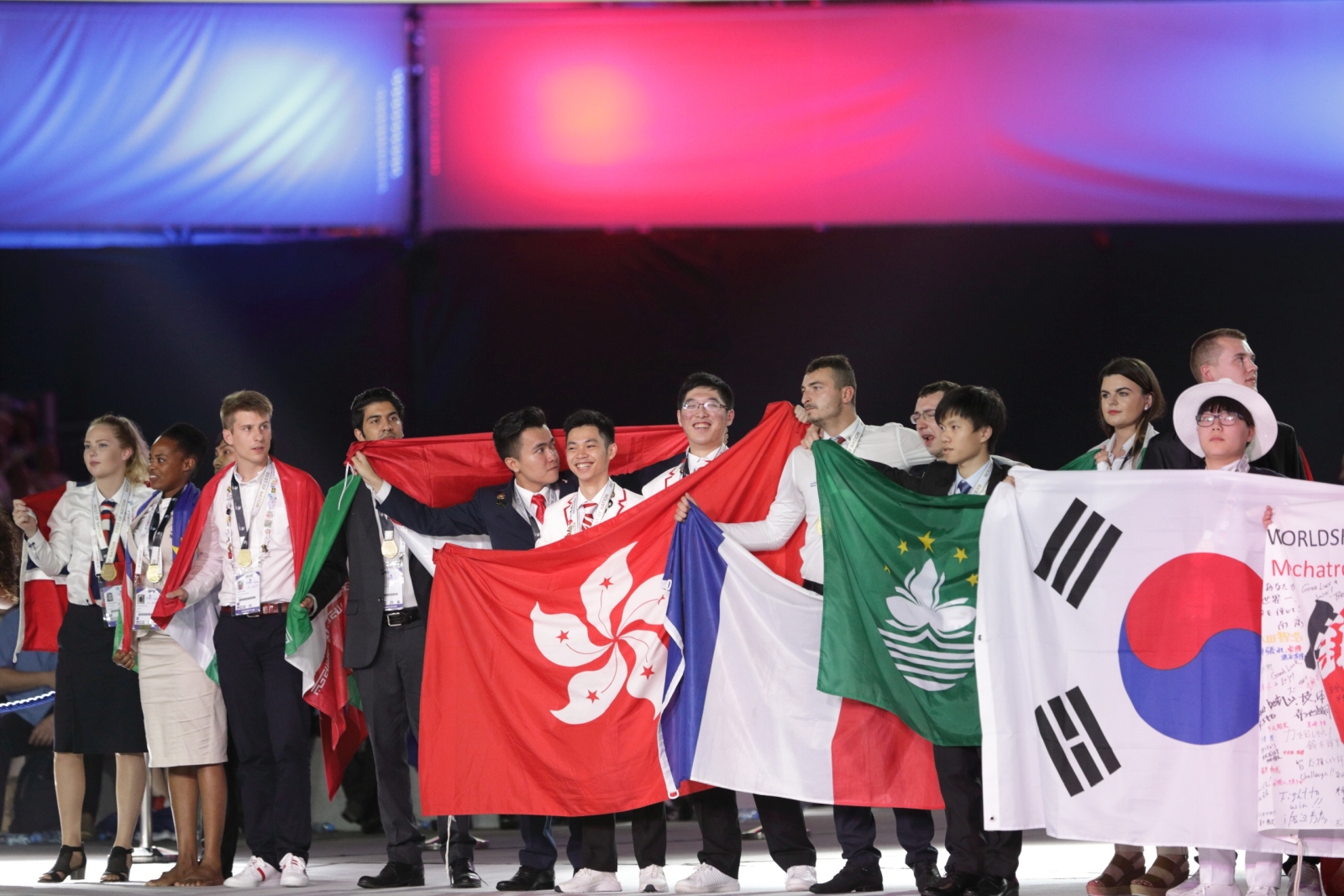 「世界技能大賽香港代表選拔賽2019」現正接受報名,比賽優勝者有機會代表香港參加2021年於上海舉行的「第46屆世界技能大賽」。圖為2017年香港代表隊在阿布扎比參與賽事,勇奪「美容護理」項目銅牌以及其他7個項目的優異獎章